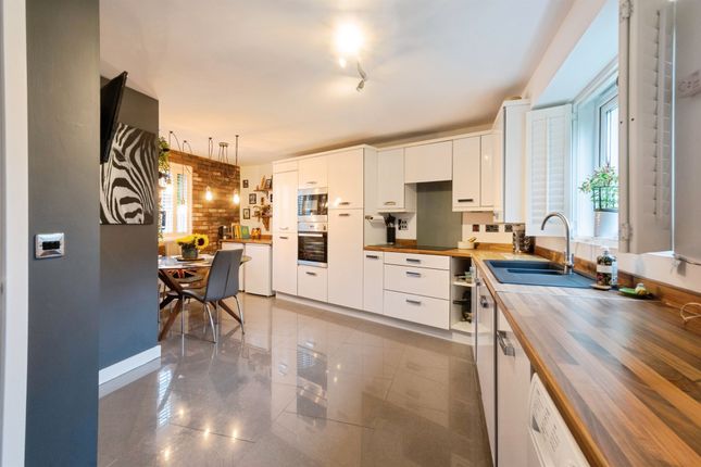 7, Roundbush Crescent, Caldicot photo 4