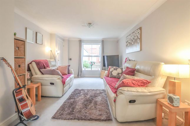 23, Anglesey Gardens, Wickford photo 2