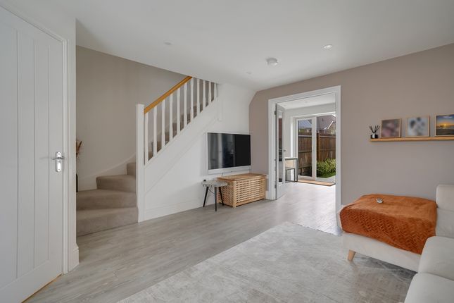 Rathbone Crescent, Horley photo 3