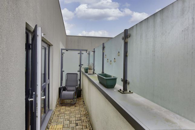 Flat 3, 134, Garratt Lane, London photo 4