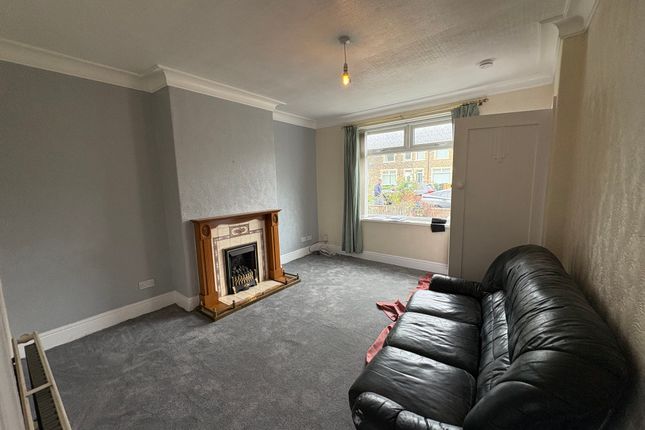 4, Carr Bottom Avenue, Bradford photo 3