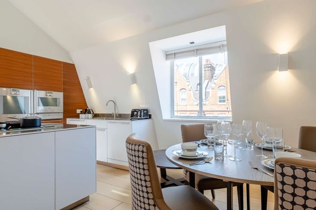 Flat to rent in Green Street, London