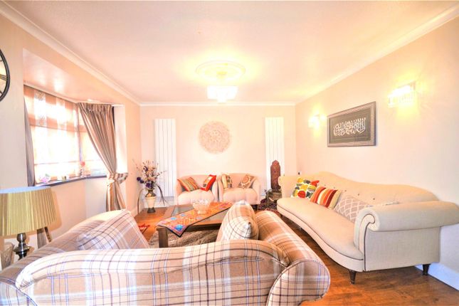 20, Chalgrove Crescent, Ilford photo 2