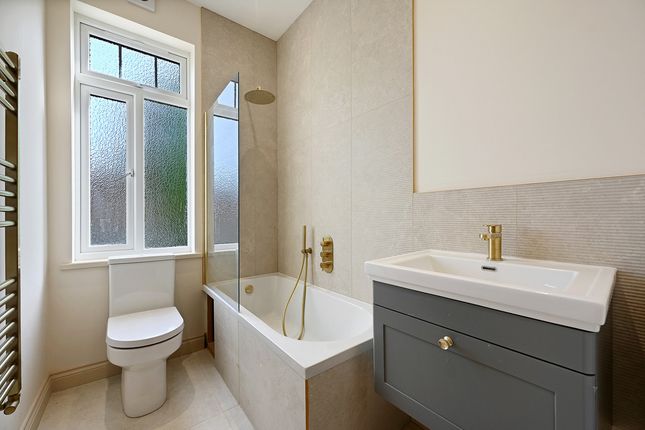 Flat Flat 3, 46, Avenue Gardens, London photo 3