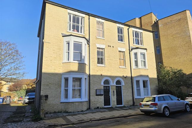 Thumbnail Flat to rent in Flat 8, 2-4 Norwich Street, Cambridge