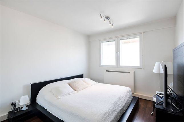 Flat to rent in Durrels House, High Street Kensington, London