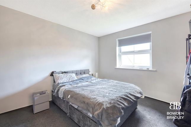 Flat for sale in Maple Close, Ilford