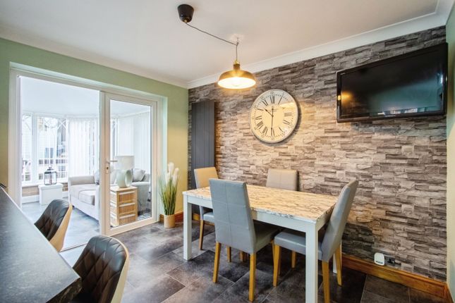 26, Whitehouse Avenue, Leeds photo 4