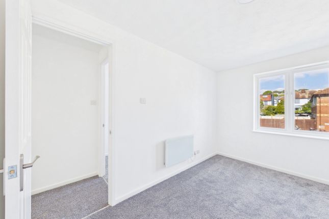 20, Campbell Gordon Way, London photo 3