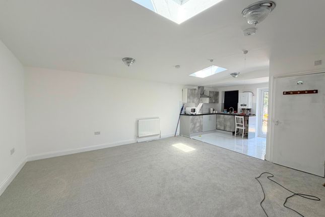 00, Palm Road, Romford photo 3