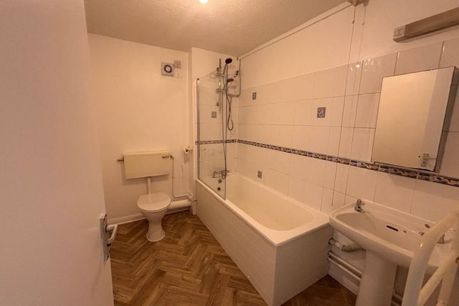 10 Downs Court, Lyndale Road, Redhill photo 5