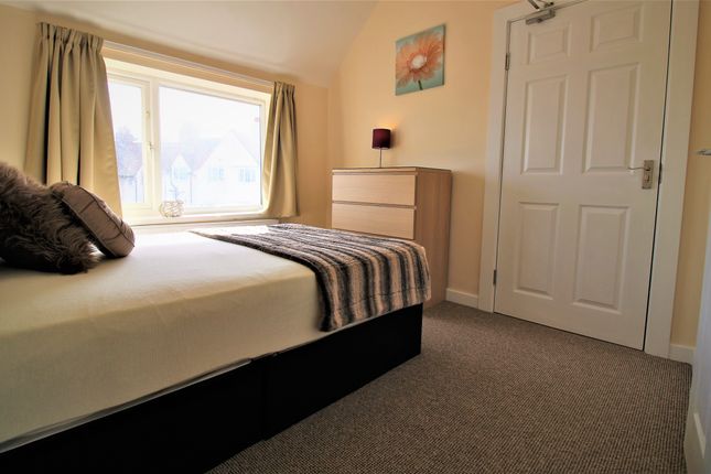Thumbnail Room to rent in Ridge Balk, Woodlands
