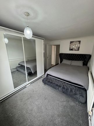 Thumbnail Flat to rent in Bramall Close, London