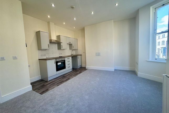 Flat 2, 8, Albemarle Crescent, Scarborough photo 3