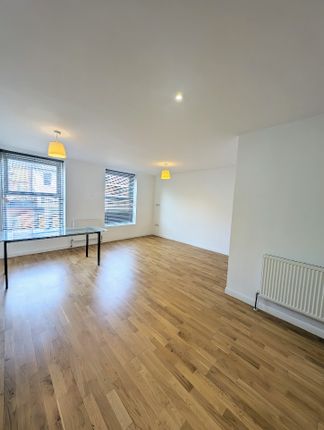 Flat to rent in Catford Hill, London