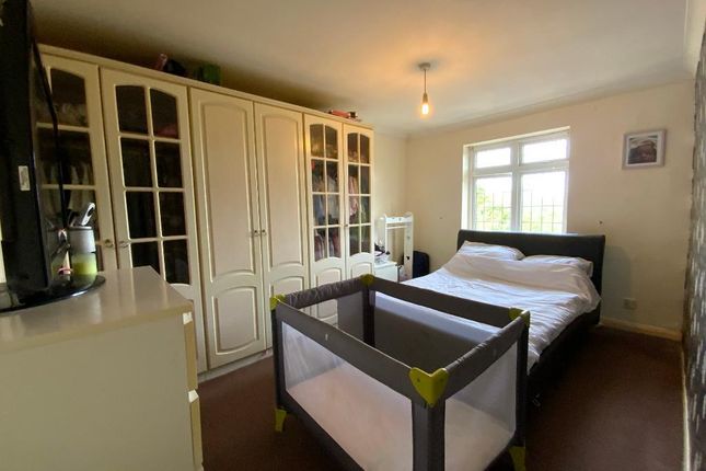 2 Chafford Walk, Rainham photo 4
