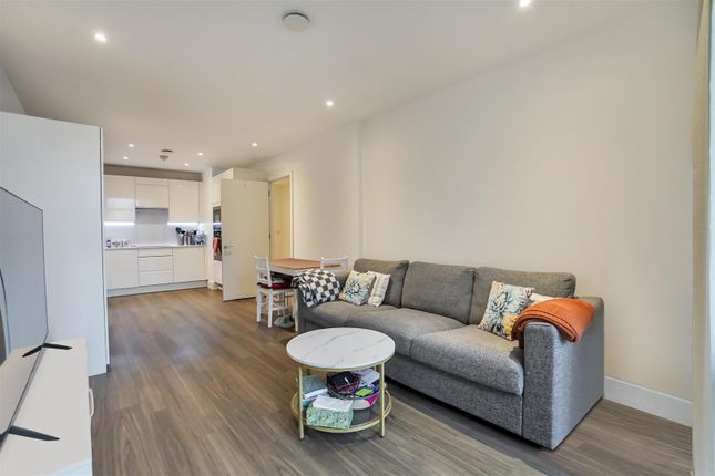 Flat 6, Exeter House, Frazer Nash Close, Isleworth photo 2