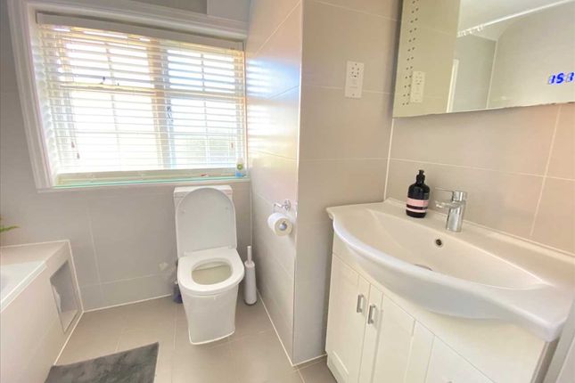 26b, Holyoake Walk, Ealing photo 4