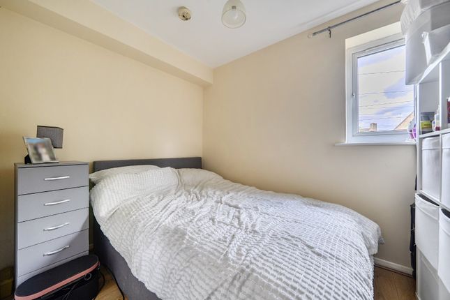 75, Waddington Close, Enfield photo 4