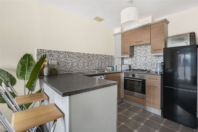 PRIVATE SO - Flat 23, Jeffrey Place,, Caversham Road, Berkshire photo 4