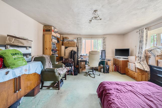 35, Birchwood Close, Morden photo 3