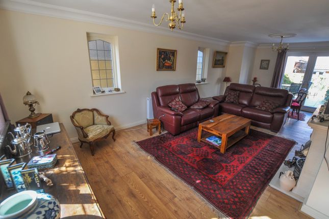 21, Silverwood Close, Wimborne photo 3
