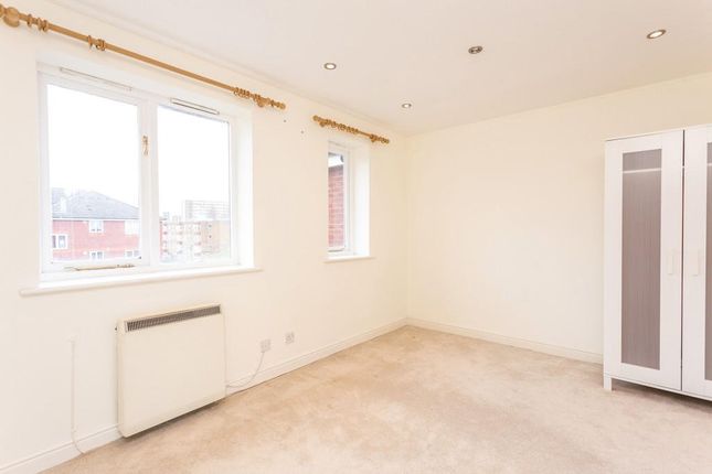 Flat 12, Tideside Court,, Harlinger Street, London photo 5