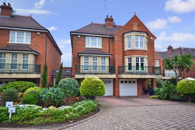 Town house to rent in Mountview Close, Hampstead Garden Suburb, London