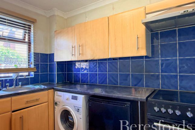 19, Mansard Close, Hornchurch photo 2