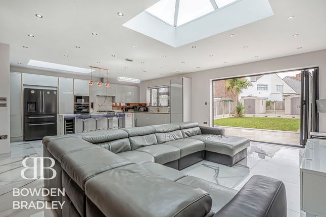 36 Stradbroke Grove, Clayhall photo 2