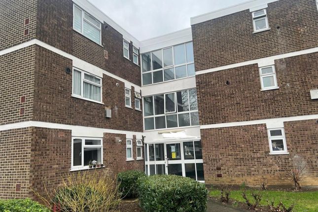 Thumbnail Flat to rent in Kent House, Stratton Close, Edgware