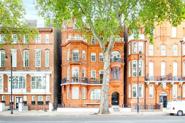 Flat 2, 16, Chelsea Embankment, London photo 3