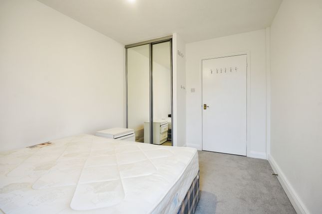 Flat 16, Osprey Heights, London photo 4