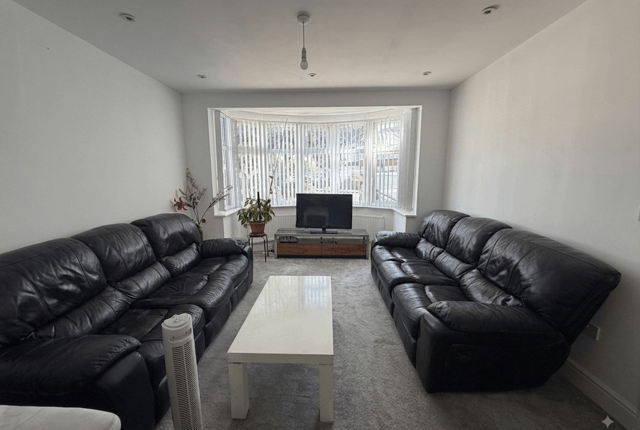 Broad Walk, HOUNSLOW photo 3