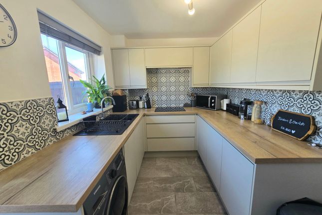 Oak Tree Court, Bridgend photo 2