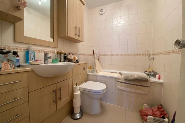 Flat for sale in Page Street, Mill Hill, London