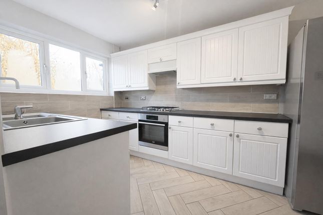 4, Broadhope Avenue, Stanford-Le-Hope photo 3