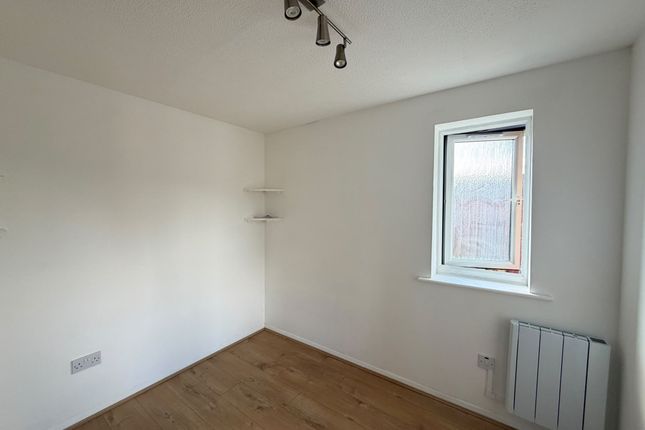 222 Streamside Close, London photo 5