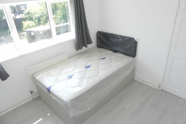Thumbnail Room to rent in Yew Tree Drive, Guildford