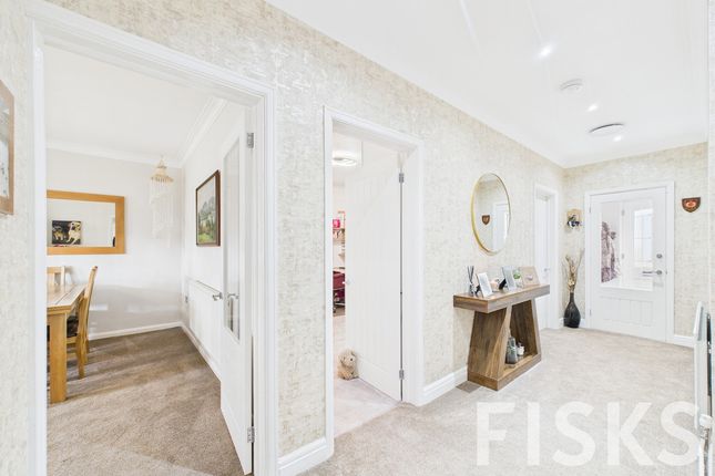 18, Homefields Avenue, Benfleet photo 2