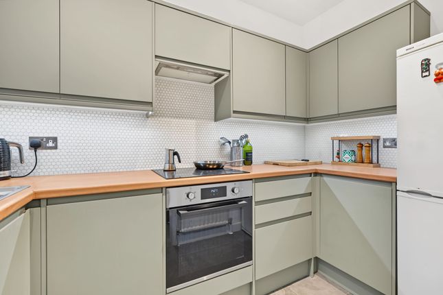 Flat 1, 22 Ferme Park Road, London photo 4