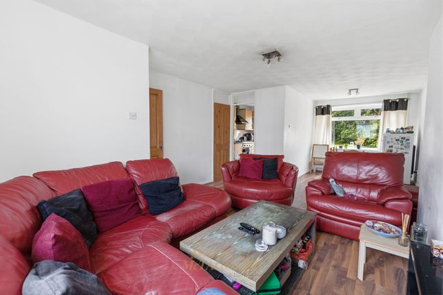12 Willow Close, East Grinstead photo 3