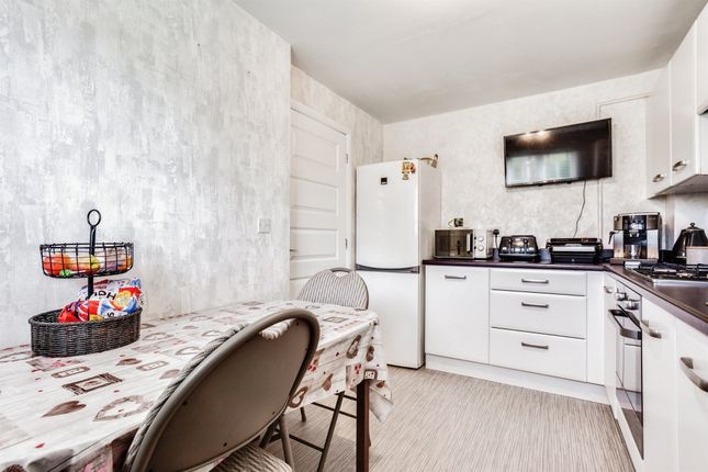 19, Clay Close, Wakefield photo 4