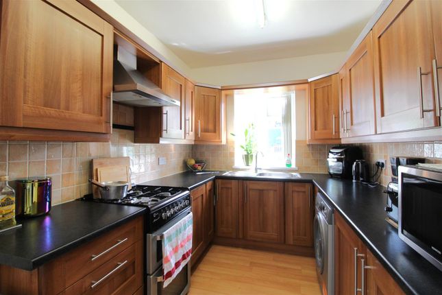 8, Leafield Close, Huddersfield photo 5