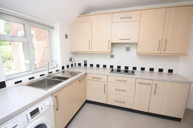 236, Lower Road, Leatherhead photo 4