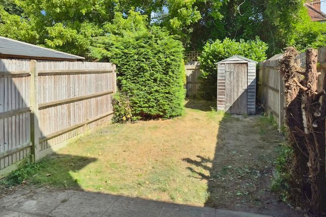19, Sunderland Close, Reading photo 2