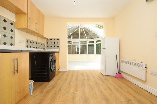 Thumbnail Flat to rent in Park Avenue Road, London