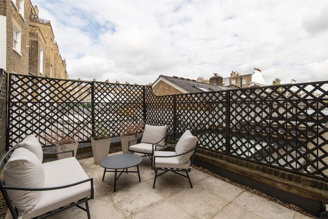 Flat for sale in Onslow Gardens, London