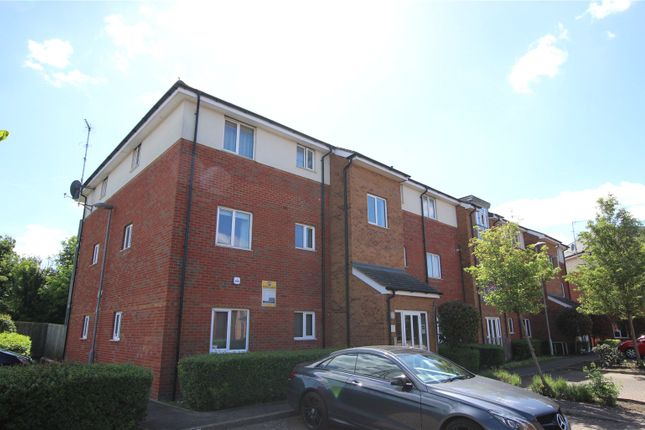 Flat to rent in Stokers Close, Dunstable, Bedfordshire