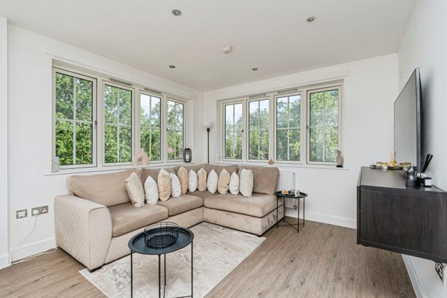 17 Hobbs Close, Hobbs Close, West Byfleet photo 4